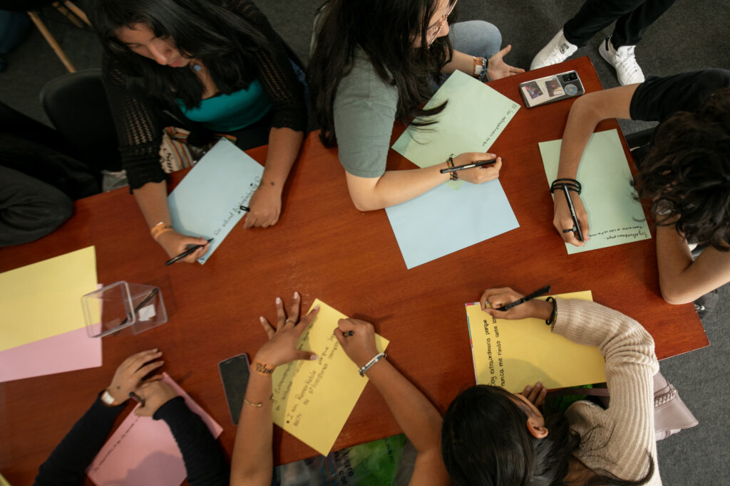 Foto de jóvenes en un taller